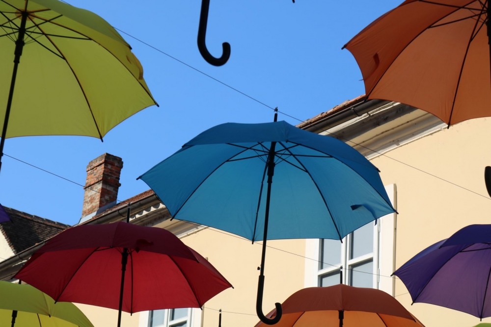 Požega spremna za Aurea Fest: Pješačka zona ukrašena kišobranima