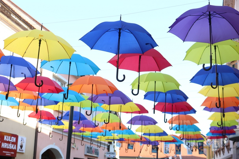 Požega spremna za Aurea Fest: Pješačka zona ukrašena kišobranima