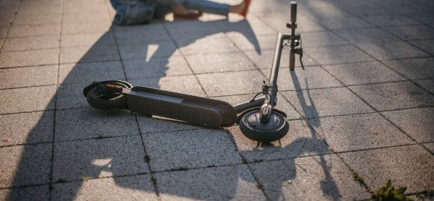 U padu s električnog romobila teško ozlijeđene dvije osobe