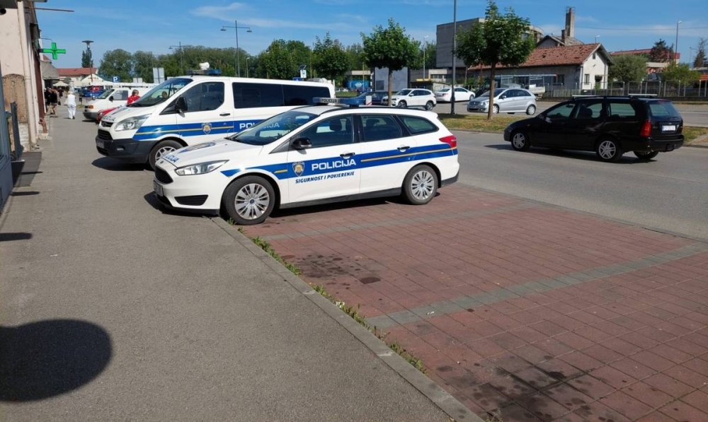 82-godišnjak na parkiralištu neoprezno otvarao vrata te udario u drugi automobil