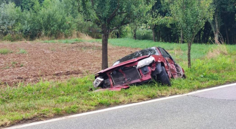 DONJI EMOVCI: 22-godišnji vozač izgubio nadzor nad vozilom pa sletio u putni kanal