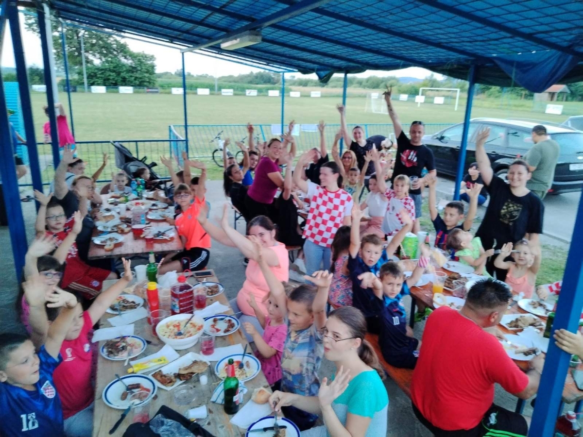 ŠKOLA NOGOMETA U GRADCU: U cilju da podrže rad novootvorene škole nogometa, roditelji organizirali zajedničko druženje 