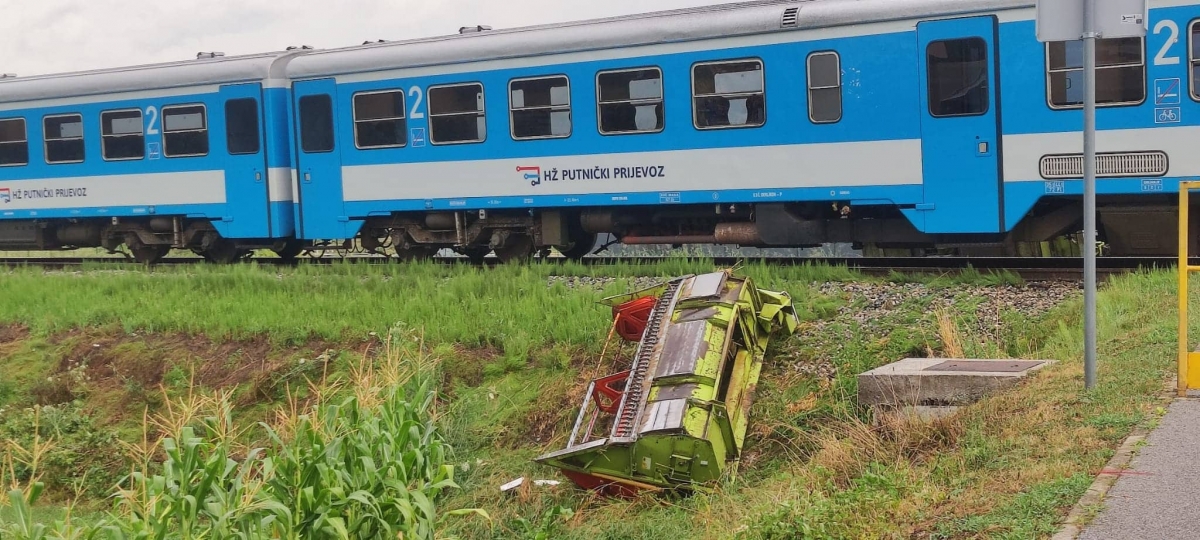 UPRAVO: Vlak udario u kombajn na pružnom prijelazu u Pleternici