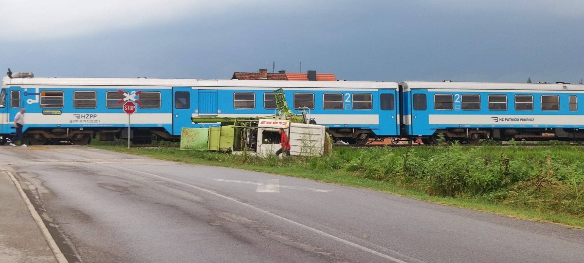UPRAVO: Vlak udario u kombajn na pružnom prijelazu u Pleternici