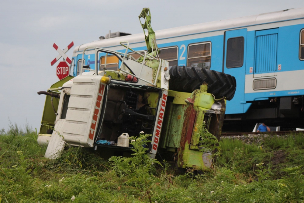 UPRAVO: Vlak udario u kombajn na pružnom prijelazu u Pleternici