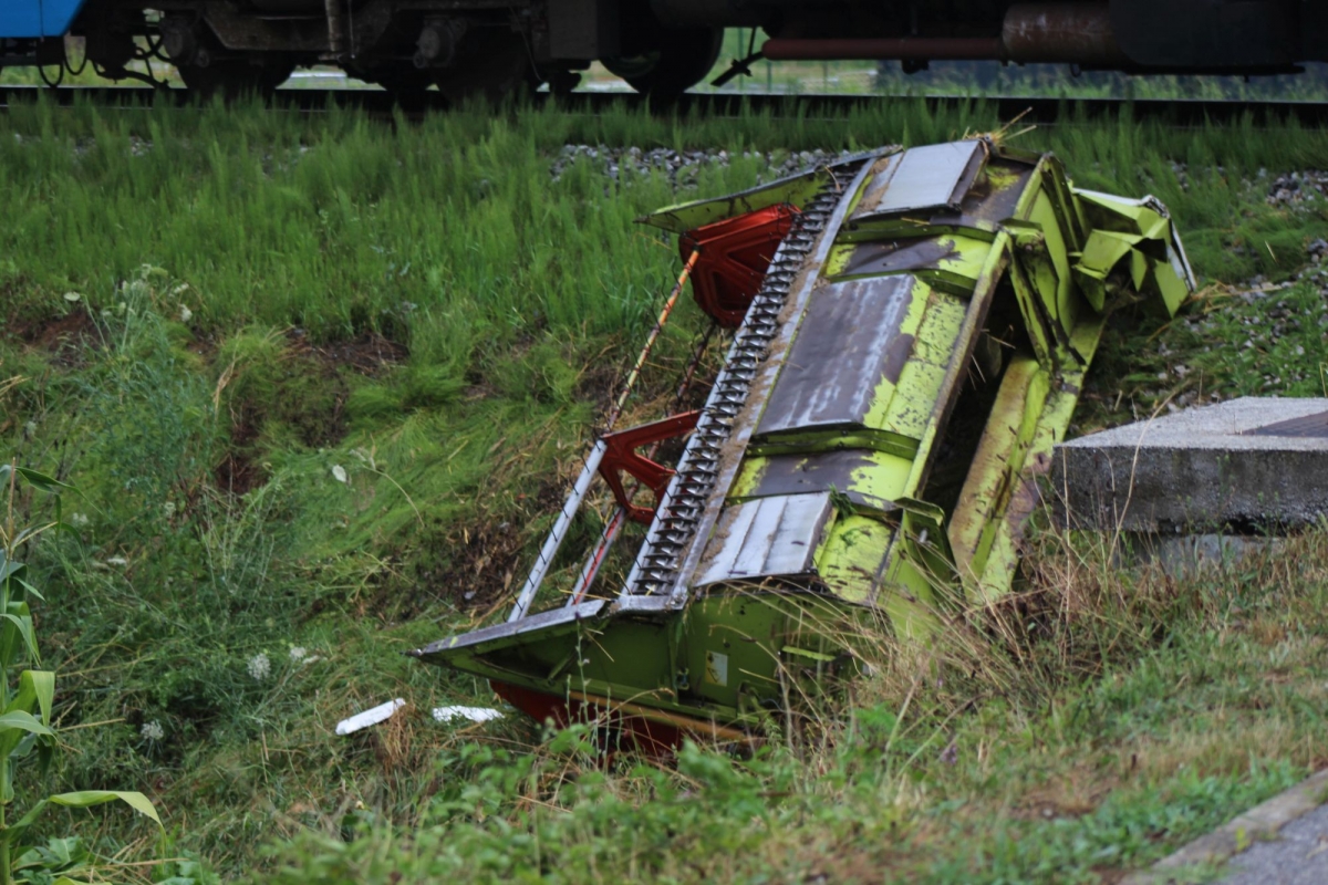 UPRAVO: Vlak udario u kombajn na pružnom prijelazu u Pleternici