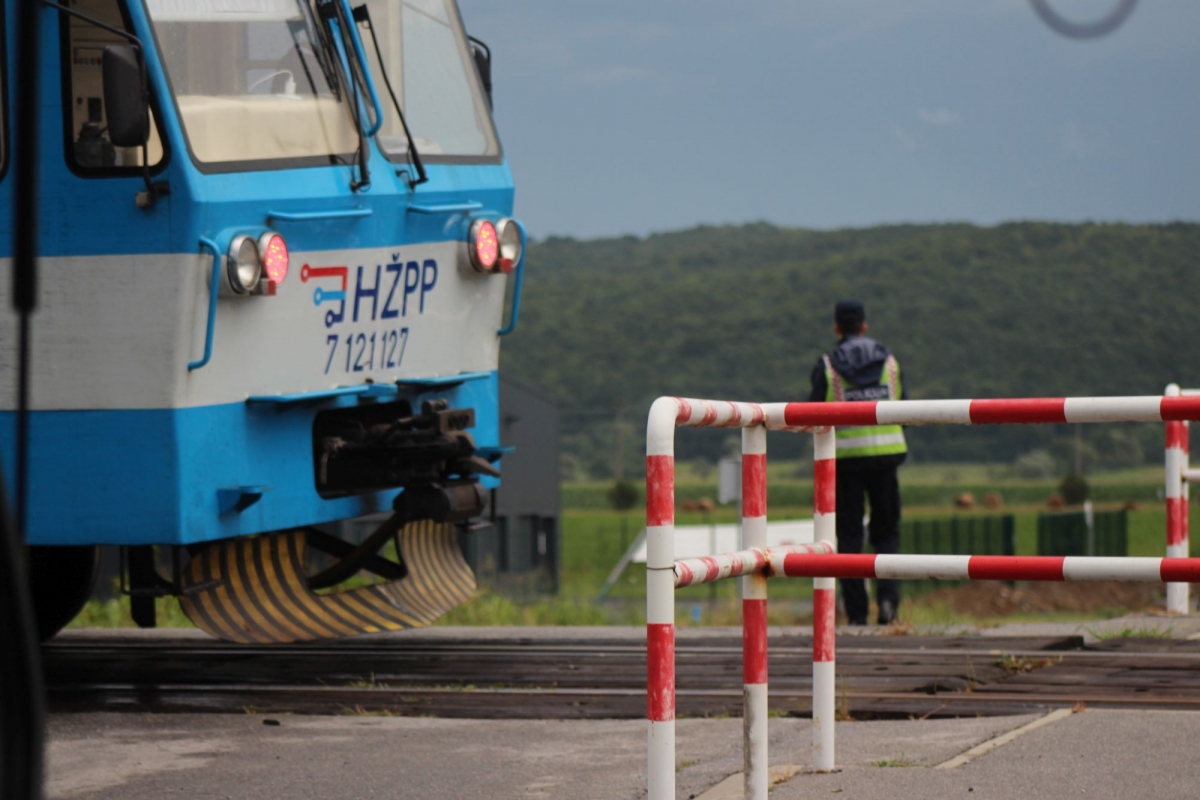 UPRAVO: Vlak udario u kombajn na pružnom prijelazu u Pleternici