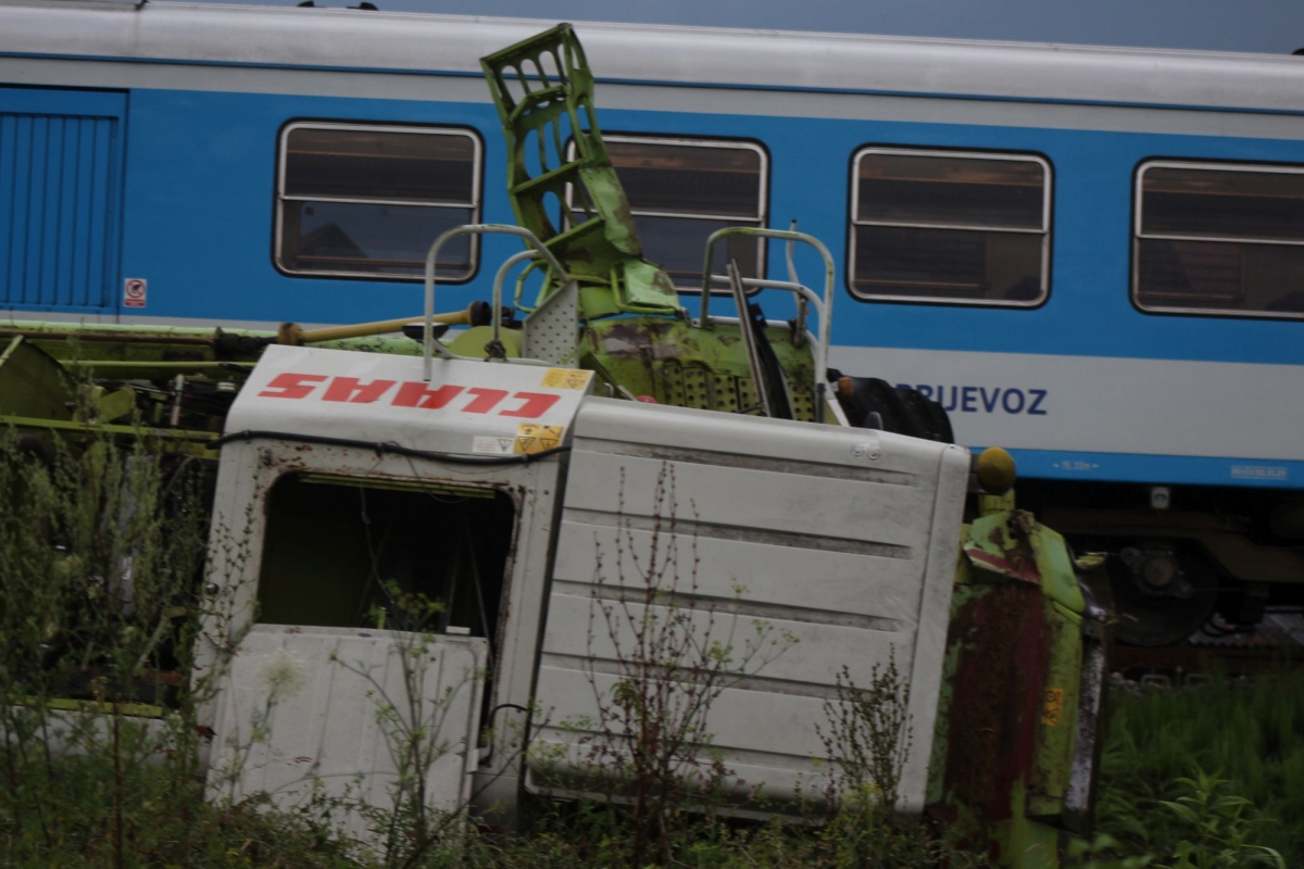 UPRAVO: Vlak udario u kombajn na pružnom prijelazu u Pleternici