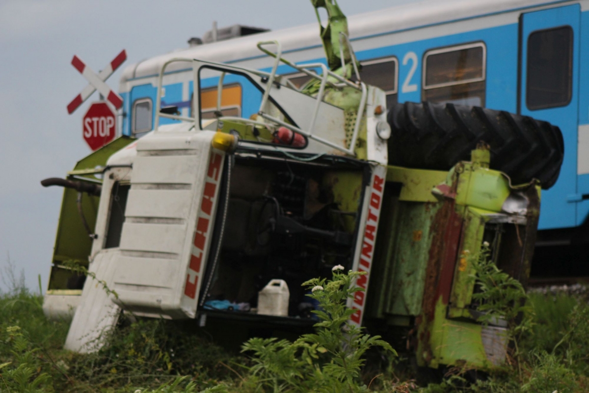 UPRAVO: Vlak udario u kombajn na pružnom prijelazu u Pleternici