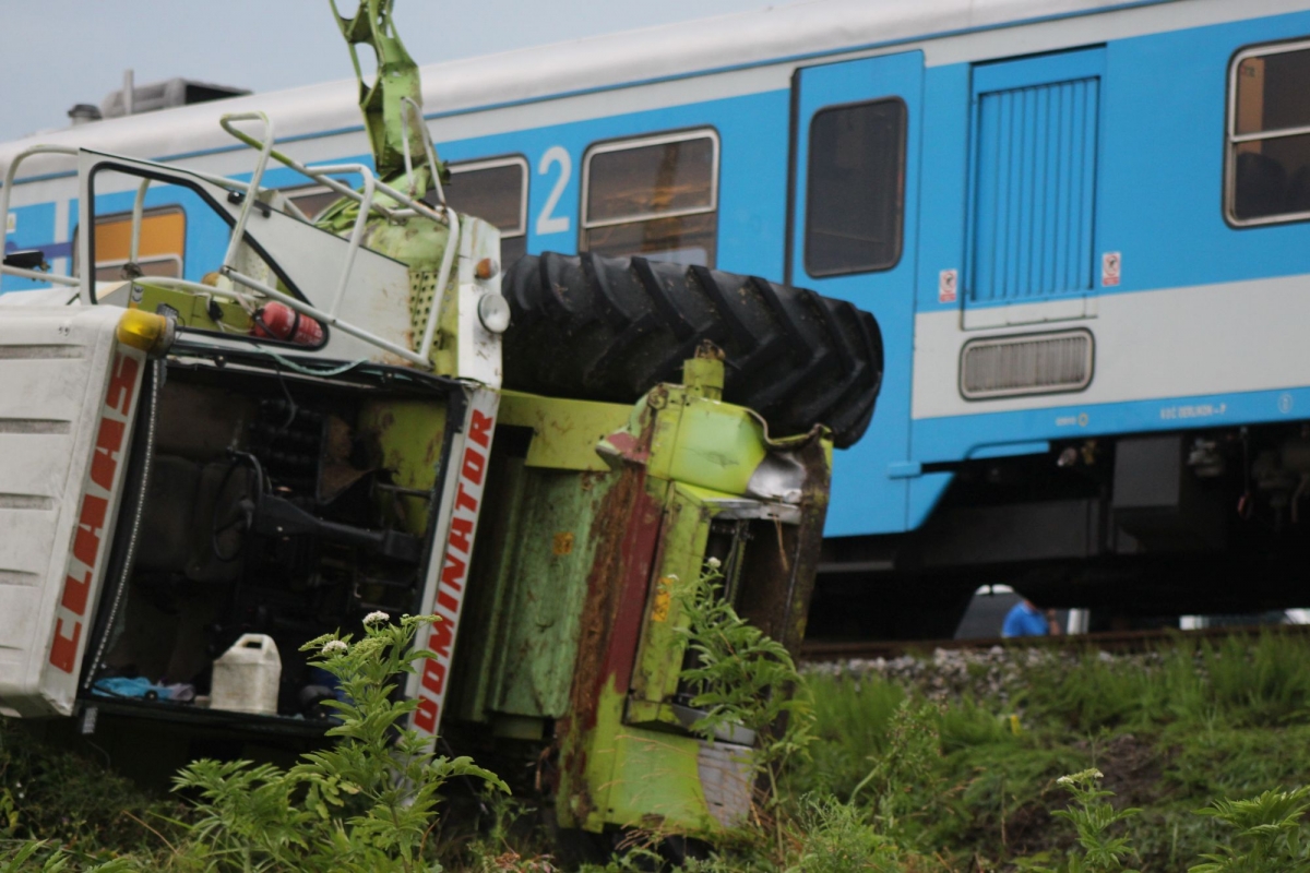 UPRAVO: Vlak udario u kombajn na pružnom prijelazu u Pleternici