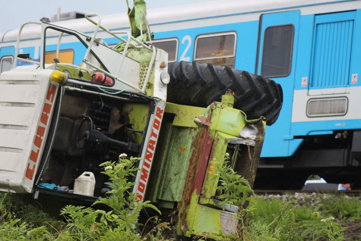 UPRAVO: Vlak udario u kombajn na pružnom prijelazu u Pleternici