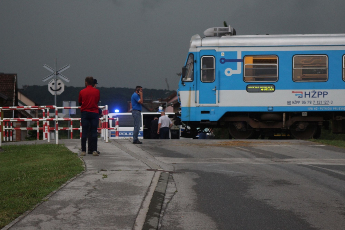 UPRAVO: Vlak udario u kombajn na pružnom prijelazu u Pleternici