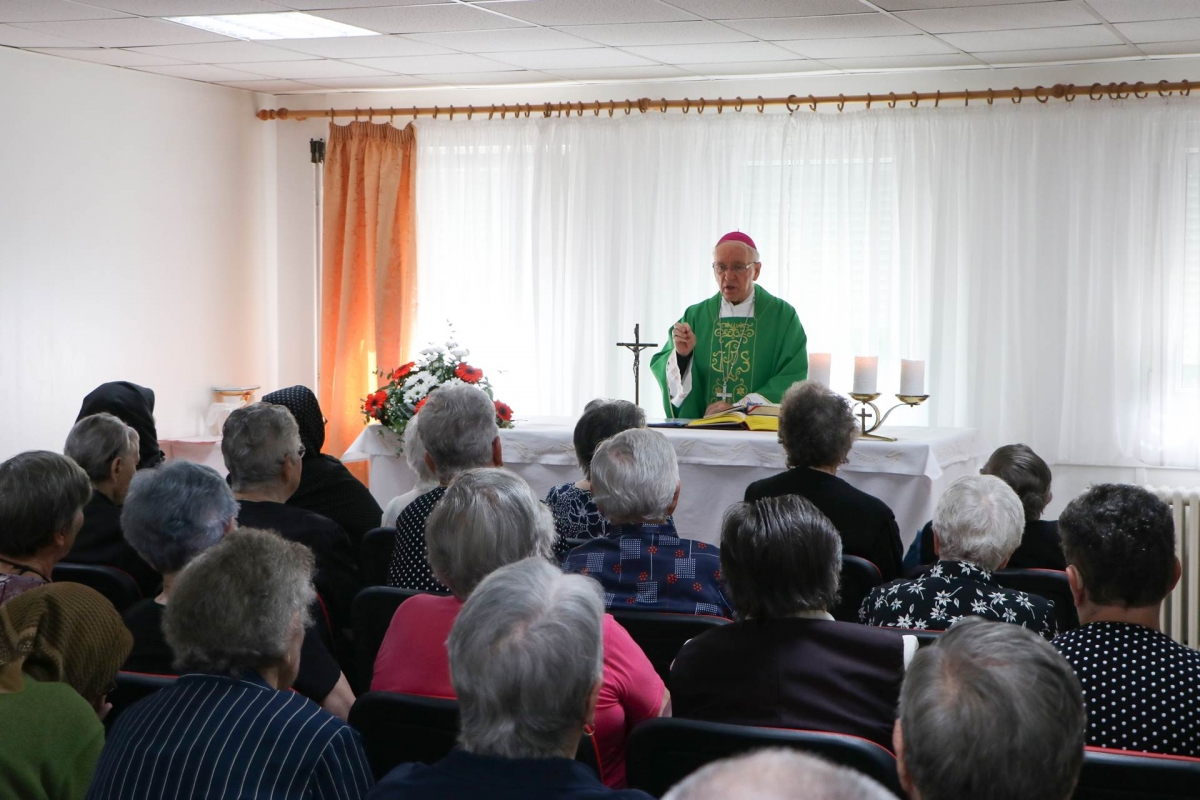 Prigodom Svjetskog dana baka i djedova  biskup Škvorčevićposjetio  Dom umirovljenika u Velikoj 