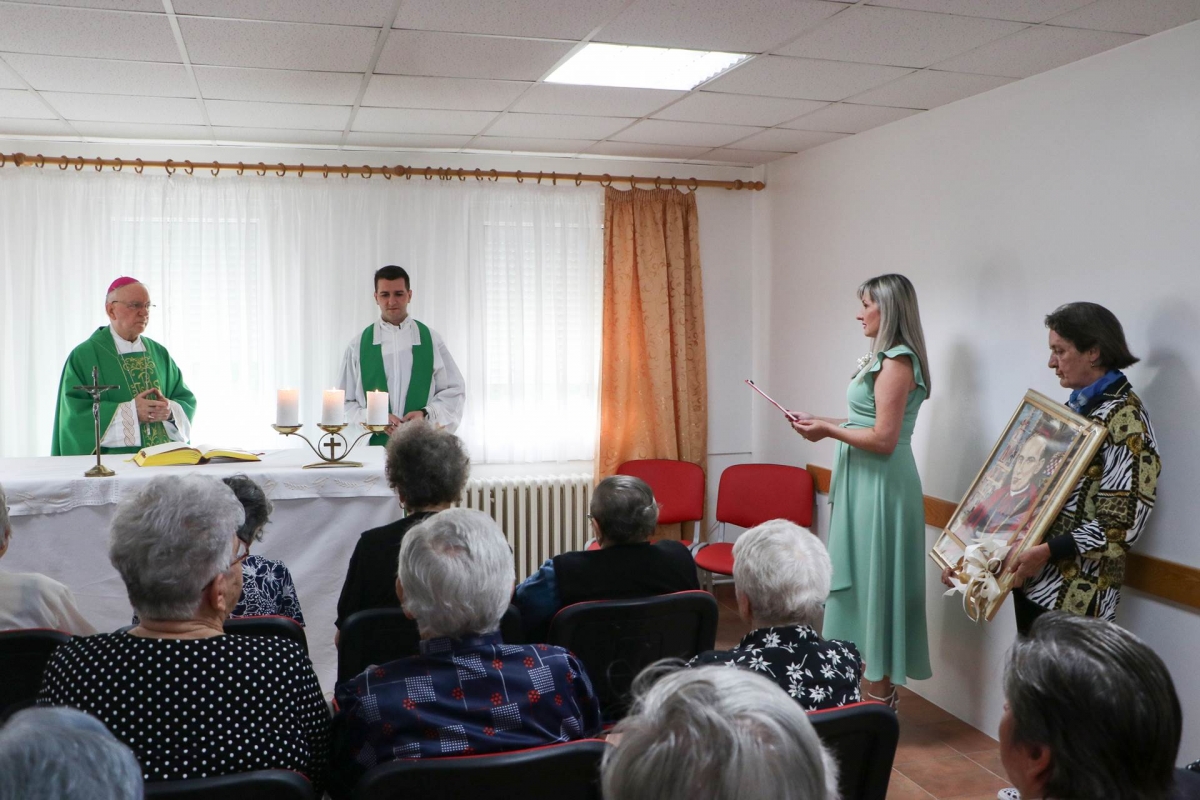Prigodom Svjetskog dana baka i djedova  biskup Škvorčevićposjetio  Dom umirovljenika u Velikoj 