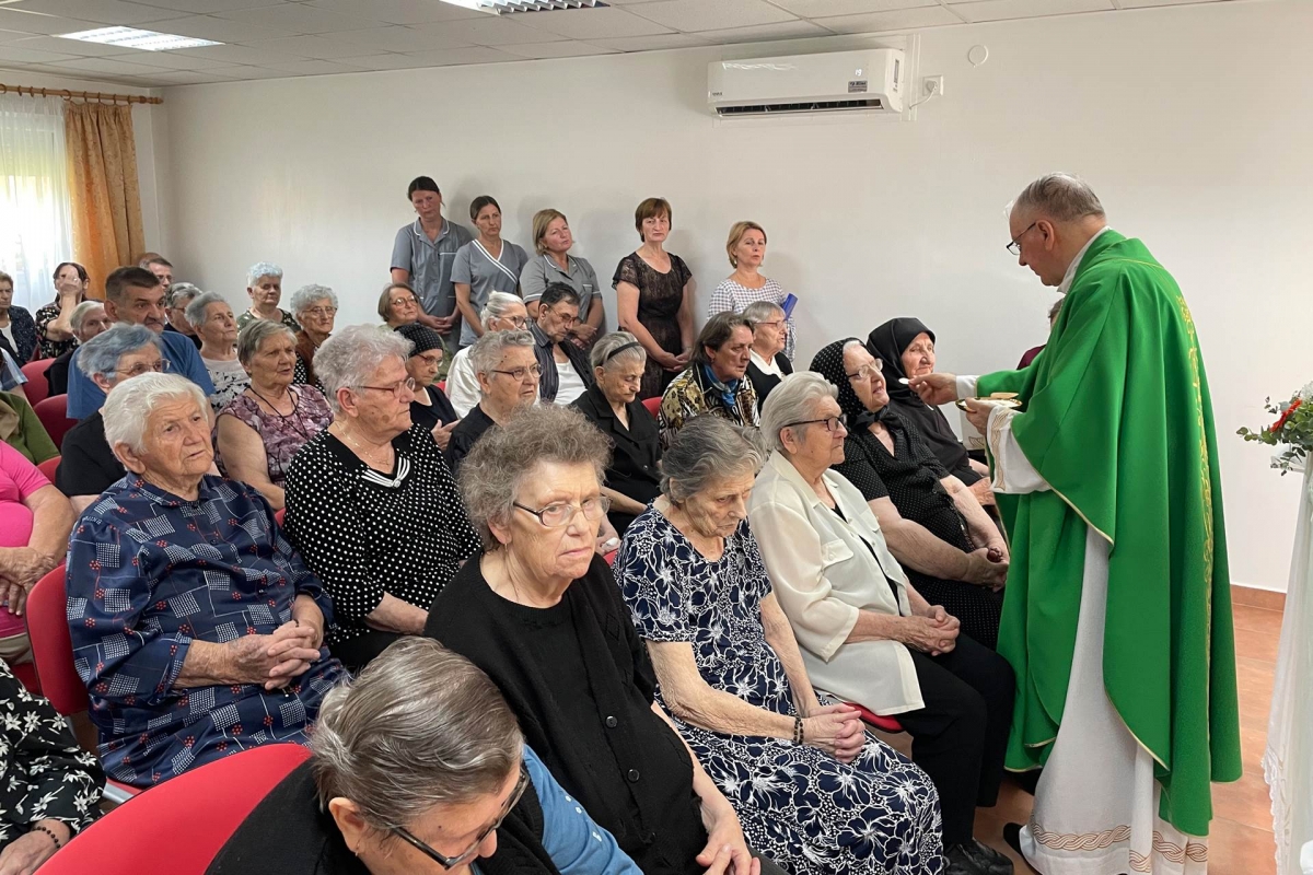 Prigodom Svjetskog dana baka i djedova  biskup Škvorčevićposjetio  Dom umirovljenika u Velikoj 