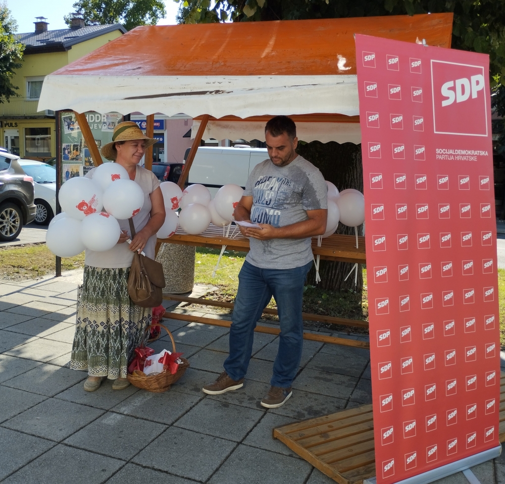 Članovi gradske organizacije SDP-a Kutjevo građanima dijelili letke i balone u sklopu   promoviranja SDP-ove politike „ Besplatni vrtići – bez participacije roditelja“