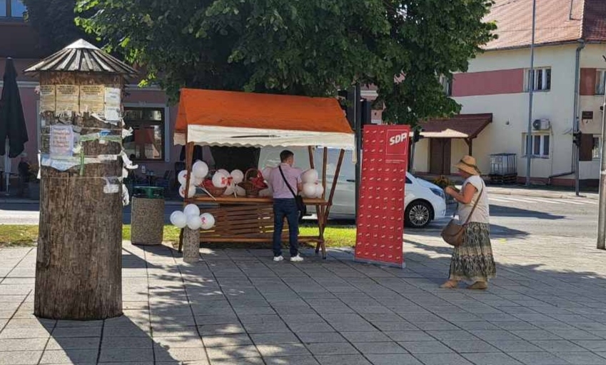 Članovi gradske organizacije SDP-a Kutjevo građanima dijelili letke i balone u sklopu   promoviranja SDP-ove politike „ Besplatni vrtići – bez participacije roditelja“