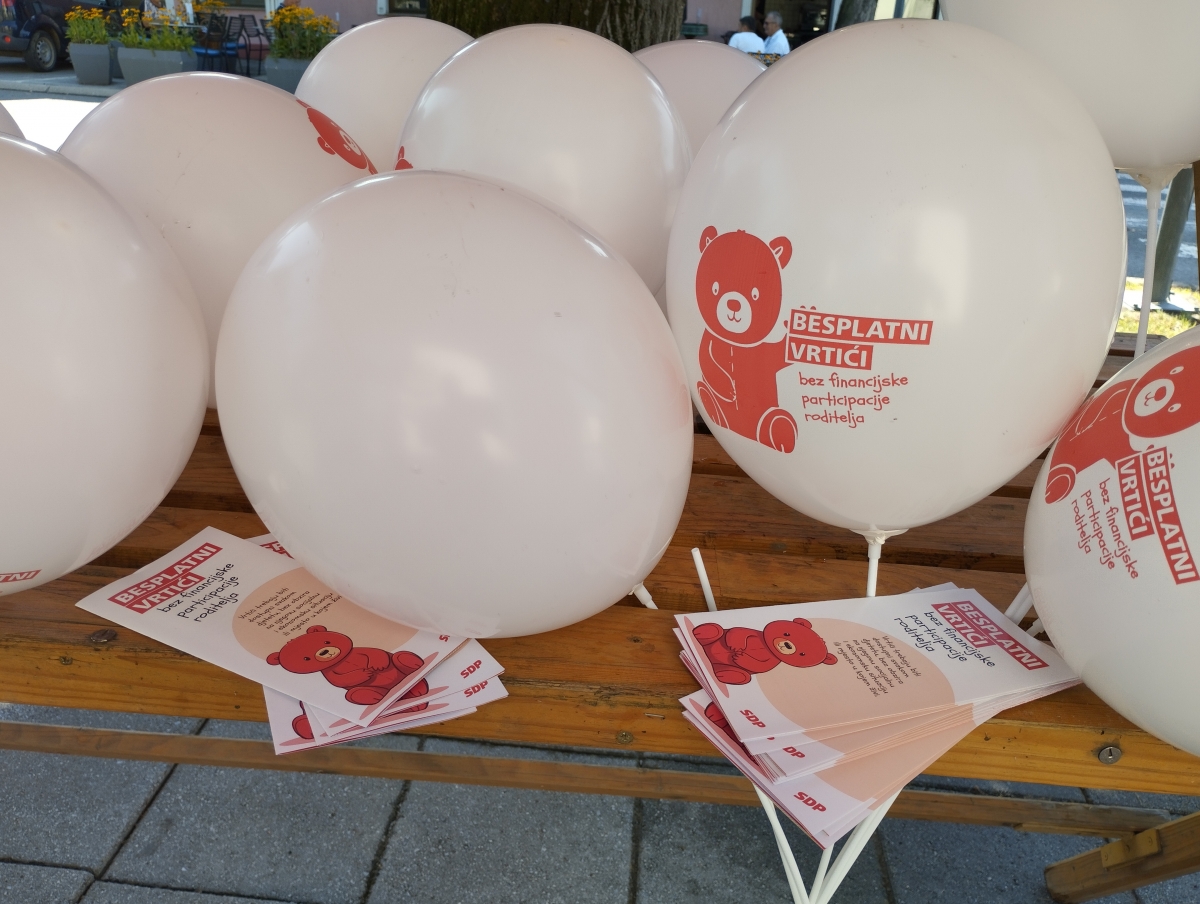 Članovi gradske organizacije SDP-a Kutjevo građanima dijelili letke i balone u sklopu   promoviranja SDP-ove politike „ Besplatni vrtići – bez participacije roditelja“