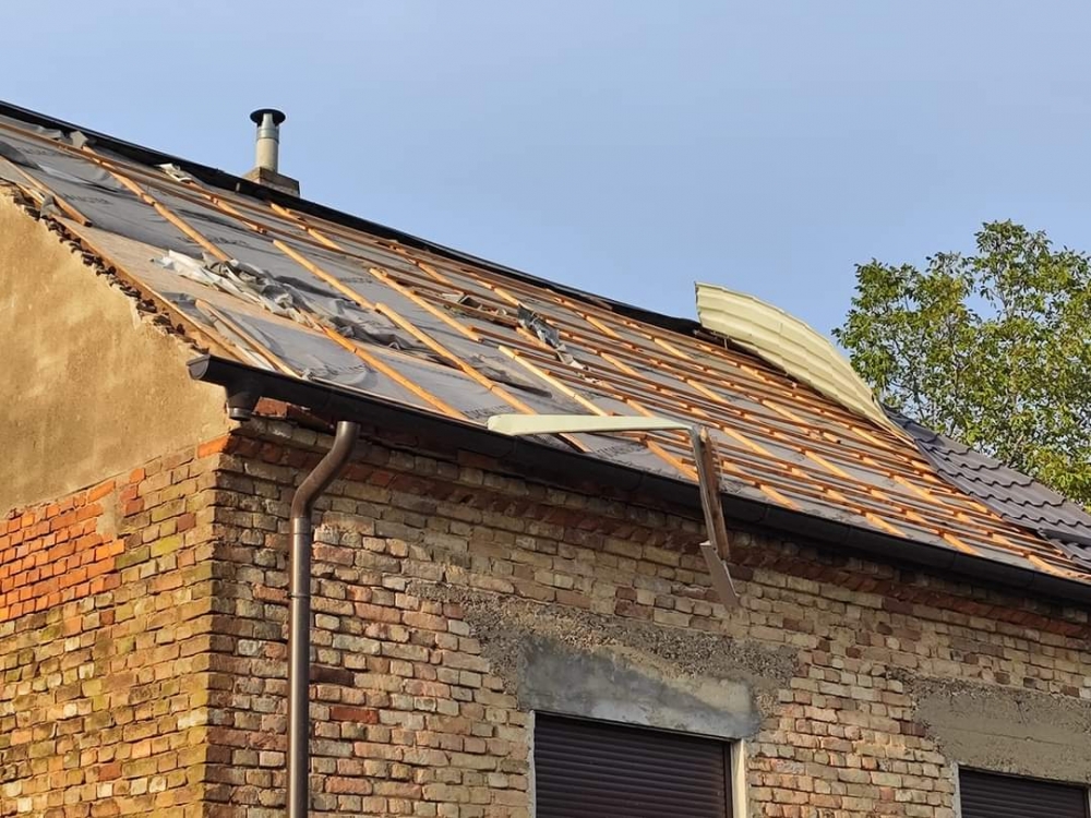 NEVRIJEME ODNIJELO JOŠ JEDAN ŽIVOT: Slavonac pao s krova prilikom saniranja štete. Preminuo je u bolnici...