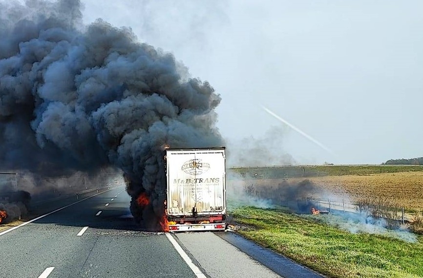 NA SREĆU NEMA OZLIJEĐENIH: Između Kule i Ciglenika došlo do zapaljenja teretnog vozila