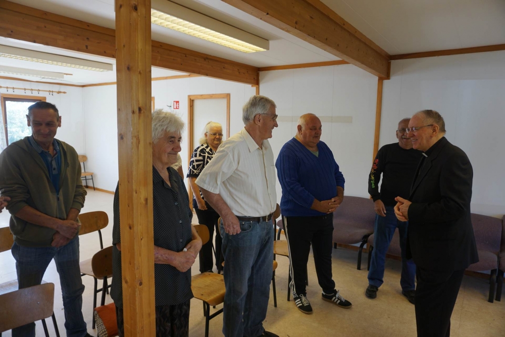 Biskup Škvorčević pohodio prognaničko naselje u Kovačevcu