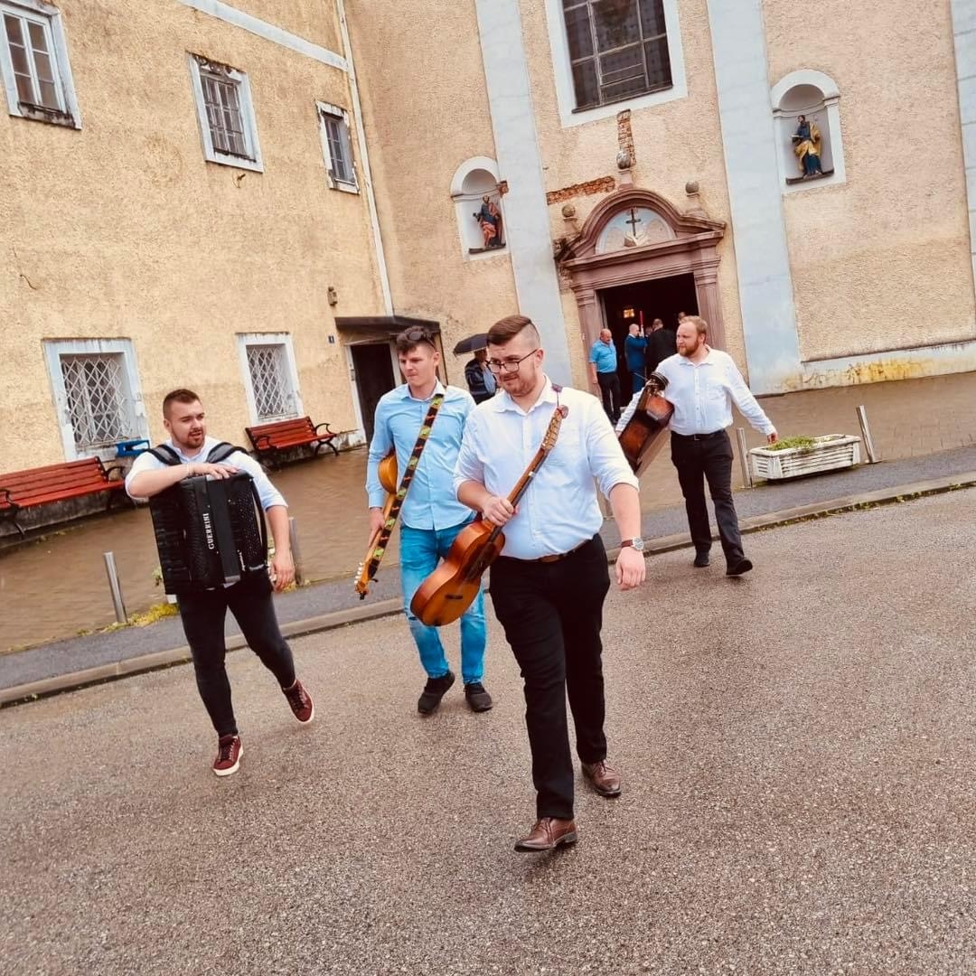 VETOVAČKO LJETO: Večeras na stadionu NK Graševine koncert Željka Samardžića, Stele Rade i TS Paori