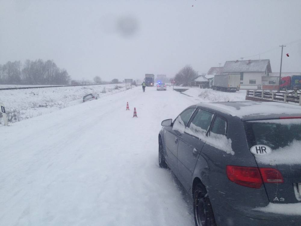 Prometna nesreća kod Ratkovice, četvero prevezeno u OŽB Požega
