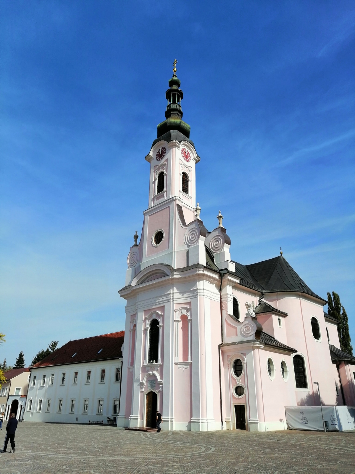 Veliki broj sakralnih objekata u PSŽ daje veliki potencijal za razvoj vjerskog turizma