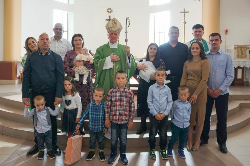 Biskup Škvorčević krstio peto dijete roditelja Ivanović