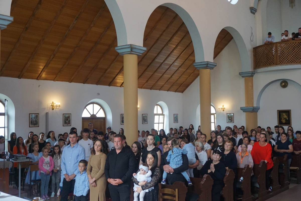 Biskup Škvorčević krstio peto dijete roditelja Ivanović