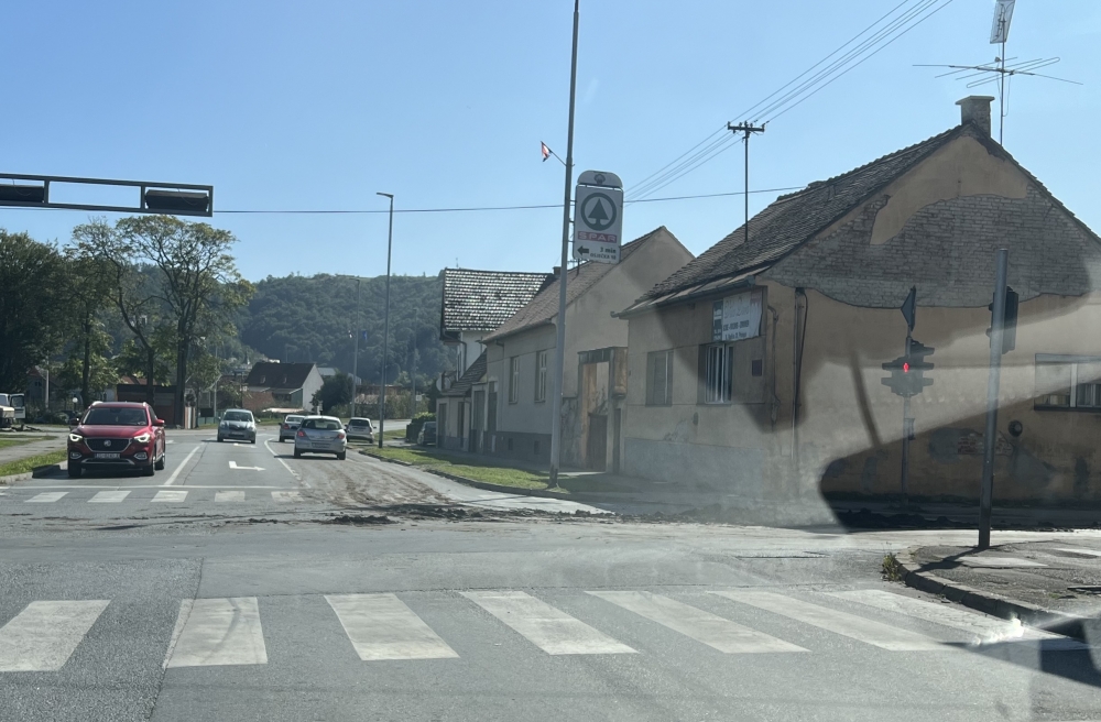 Stajsko gnojivo prosuto po cesti danas malo uznemirilo građane