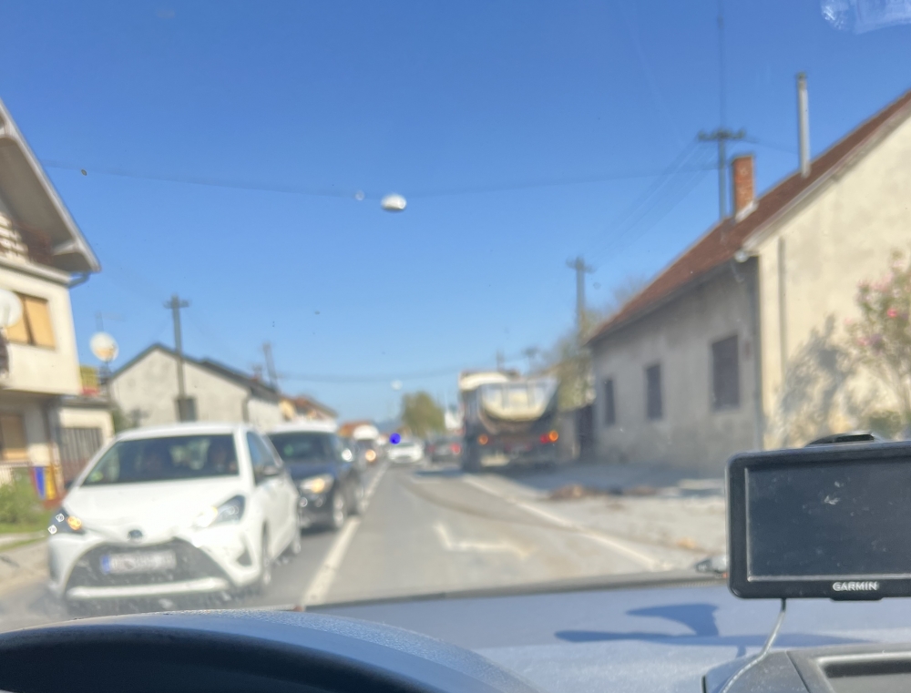 Stajsko gnojivo prosuto po cesti danas malo uznemirilo građane