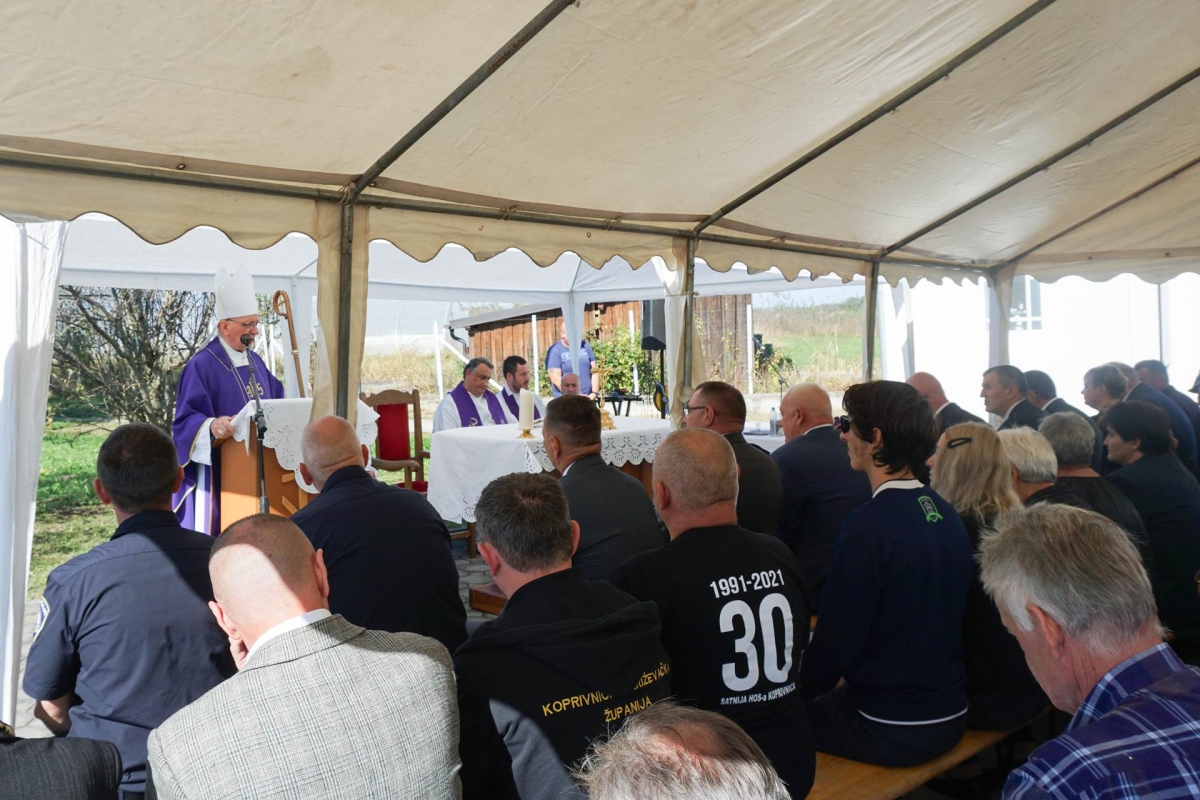 Biskup Škvorčević predvodio misu za poginule branitelje u Gornjoj Obriježi
