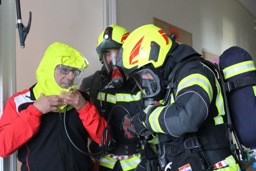 Vježba evakuacije i spašavanja u slučaju požara u požeškoj osnovnoj školi