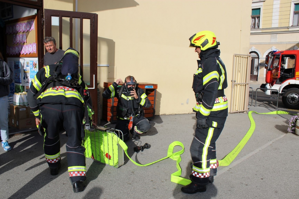 Vježba evakuacije i spašavanja u slučaju požara u požeškoj osnovnoj školi
