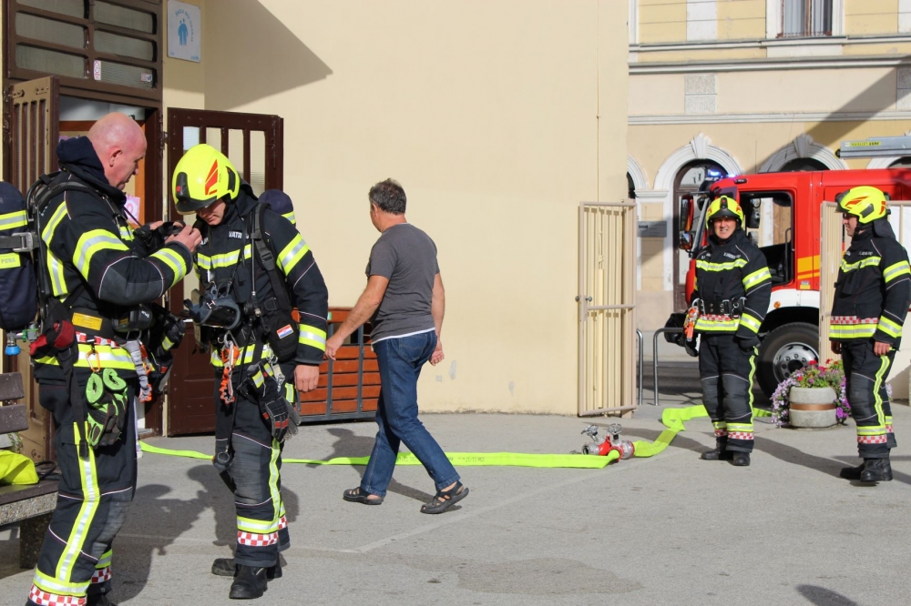 Vježba evakuacije i spašavanja u slučaju požara u požeškoj osnovnoj školi