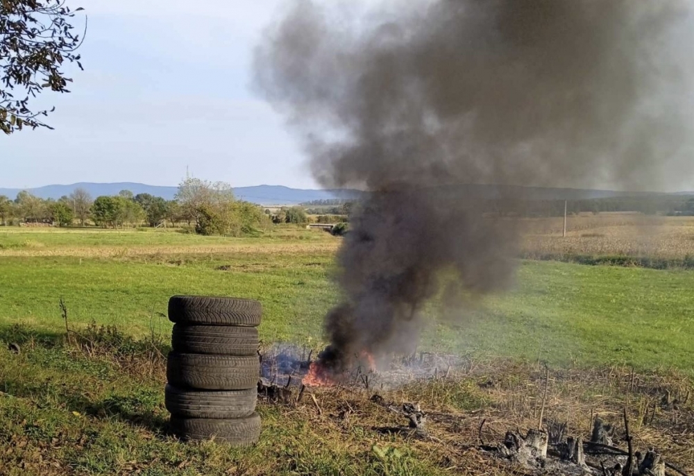 Suseljani ’uhvatili’ muškarca kako uz cestu između Blacka i Vesele pali automobilske gume