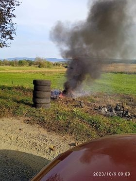 Suseljani ’uhvatili’ muškarca kako uz cestu između Blacka i Vesele pali automobilske gume