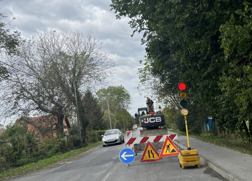 DAME I GOSPODO, IZNENAĐENJE! Cesta u Trenkovu OPET razrovana, ponovno se prometuje pomoću semafora