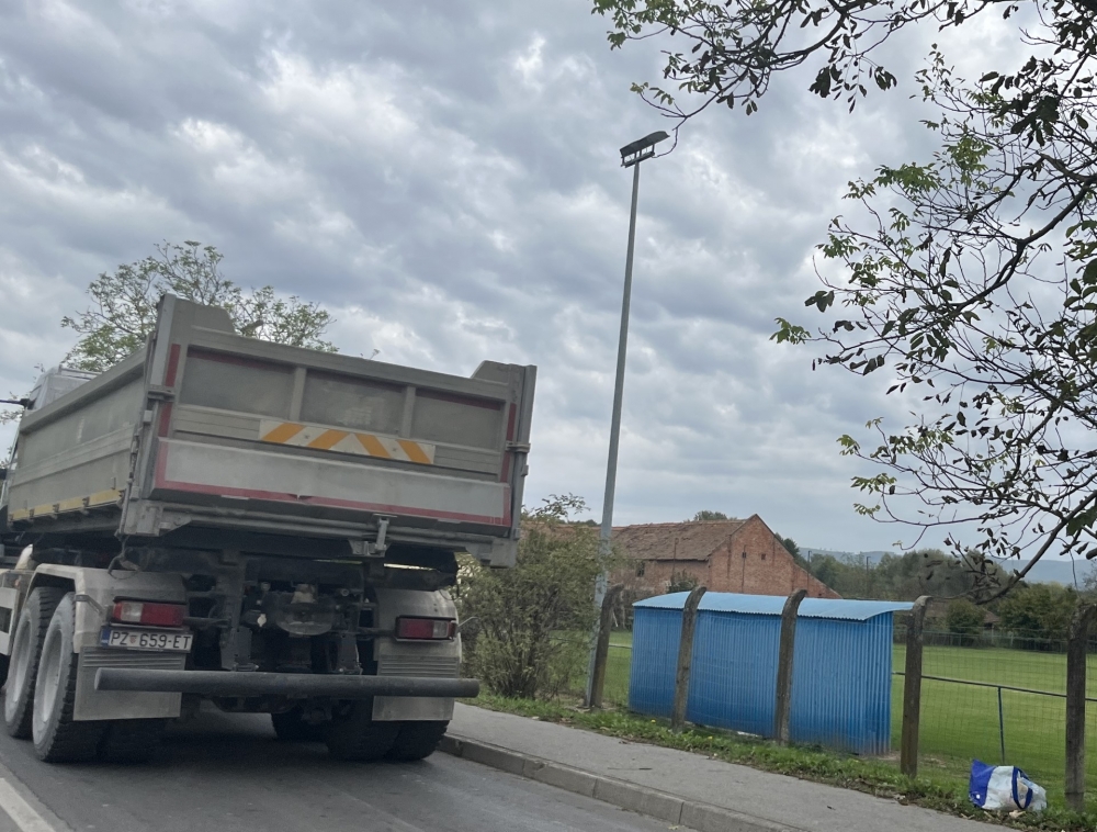 DAME I GOSPODO, IZNENAĐENJE! Cesta u Trenkovu OPET razrovana, ponovno se prometuje pomoću semafora