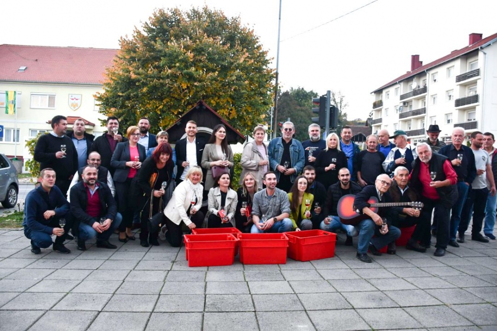 FOTO: Berbom vinograda na Trgu graševine vinari obilježili završetak berbe grožđa