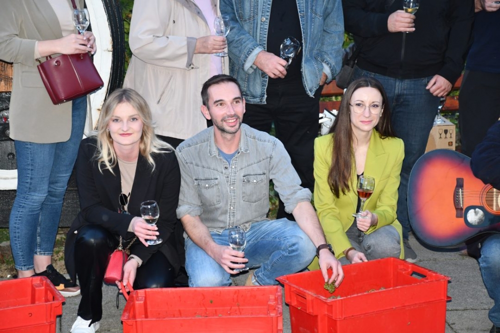 FOTO: Berbom vinograda na Trgu graševine vinari obilježili završetak berbe grožđa