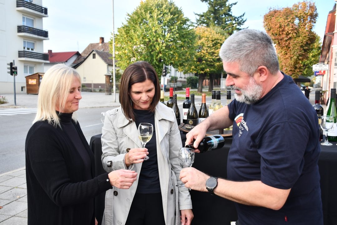 FOTO: Berbom vinograda na Trgu graševine vinari obilježili završetak berbe grožđa