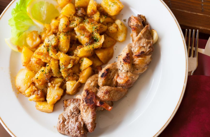 Recept za pleteni lungić koji se reže tupom stranom noža i neodoljivo hrskavi krumpir