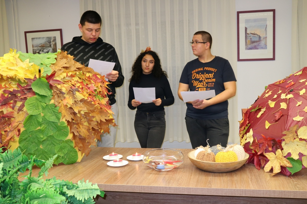 Učenici u Đačkom domu slavili jesen izrađivanjem kišobrana, pečenjem kolača, pravljenjem frizura i čitanjem poezije