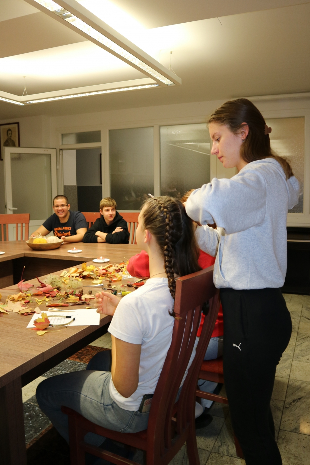 Učenici u Đačkom domu slavili jesen izrađivanjem kišobrana, pečenjem kolača, pravljenjem frizura i čitanjem poezije