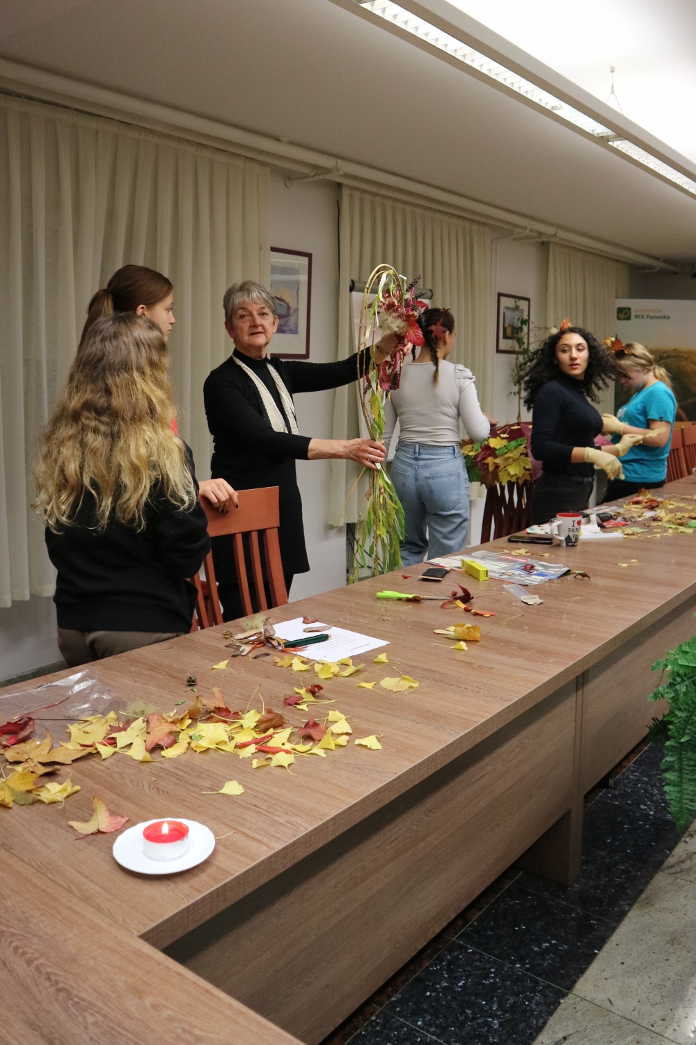 Učenici u Đačkom domu slavili jesen izrađivanjem kišobrana, pečenjem kolača, pravljenjem frizura i čitanjem poezije