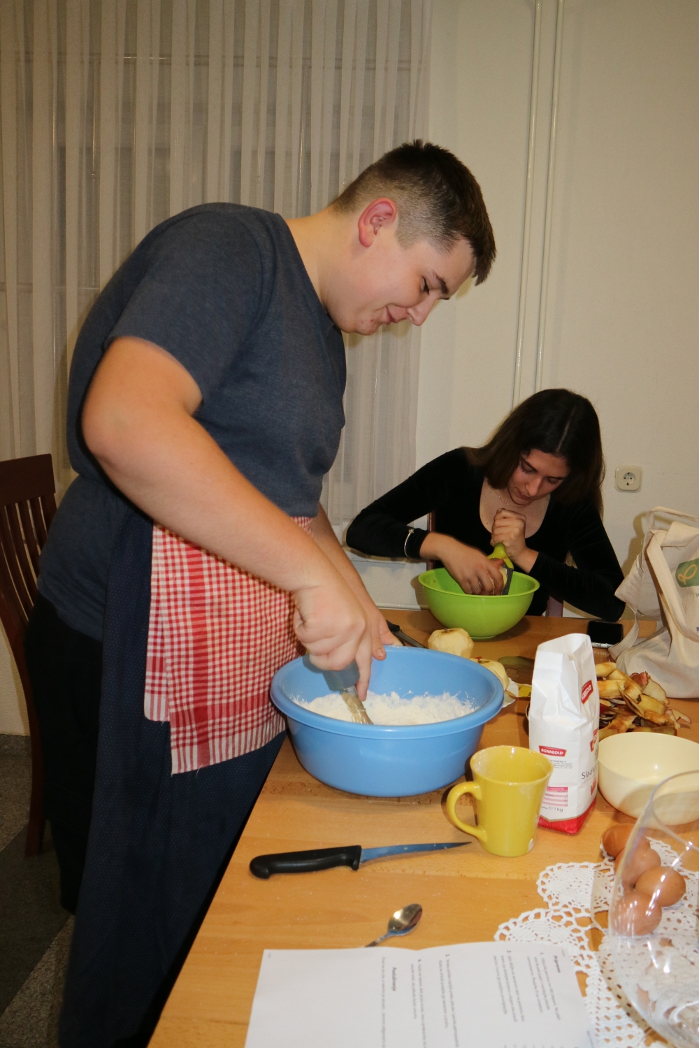 Učenici u Đačkom domu slavili jesen izrađivanjem kišobrana, pečenjem kolača, pravljenjem frizura i čitanjem poezije