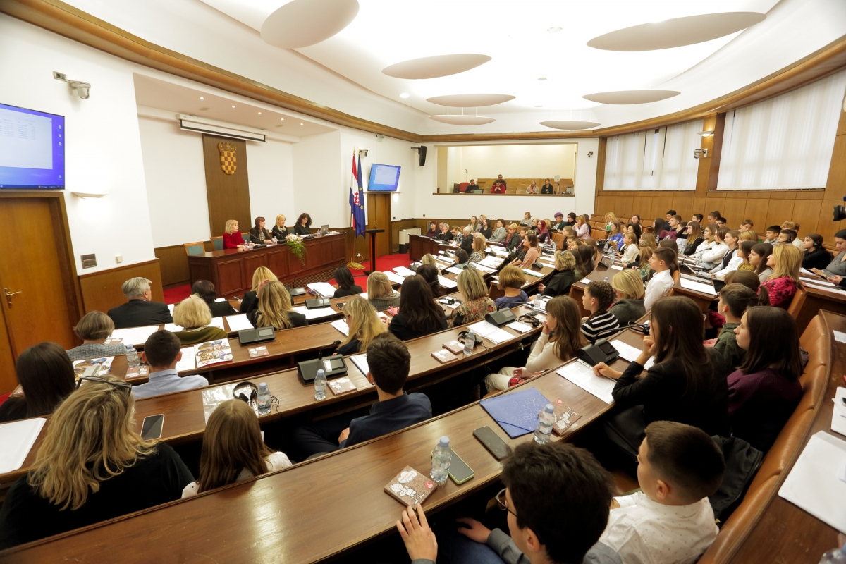 Vijećnici DGV Požega Ines i Patrik u Hrvatskom saboru