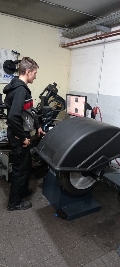 Na mobilnosti u Frankfurtu bili su i požeški učenici Tehničke škole- elektroinstalateri, autolimari i automehatroničari